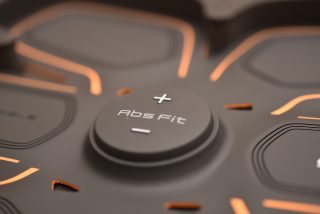 SIXPAD(シックスパッド)を購入。Abs Fit はメタボ腹にも効くのか?(その1)