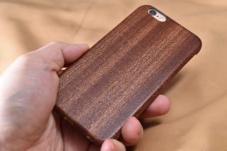 暖かい手触りが魅力の iPhone 用木製ケース PITAKA/sevensteven 紫檀とサペリの二種を試す!