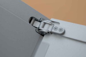 Surface Go 2 のスタンドのヒンジ