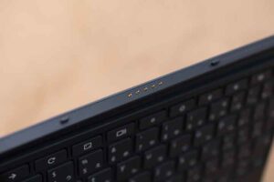 Lenovo IdeaPad Duet Chromebook のキーボードの接続端子