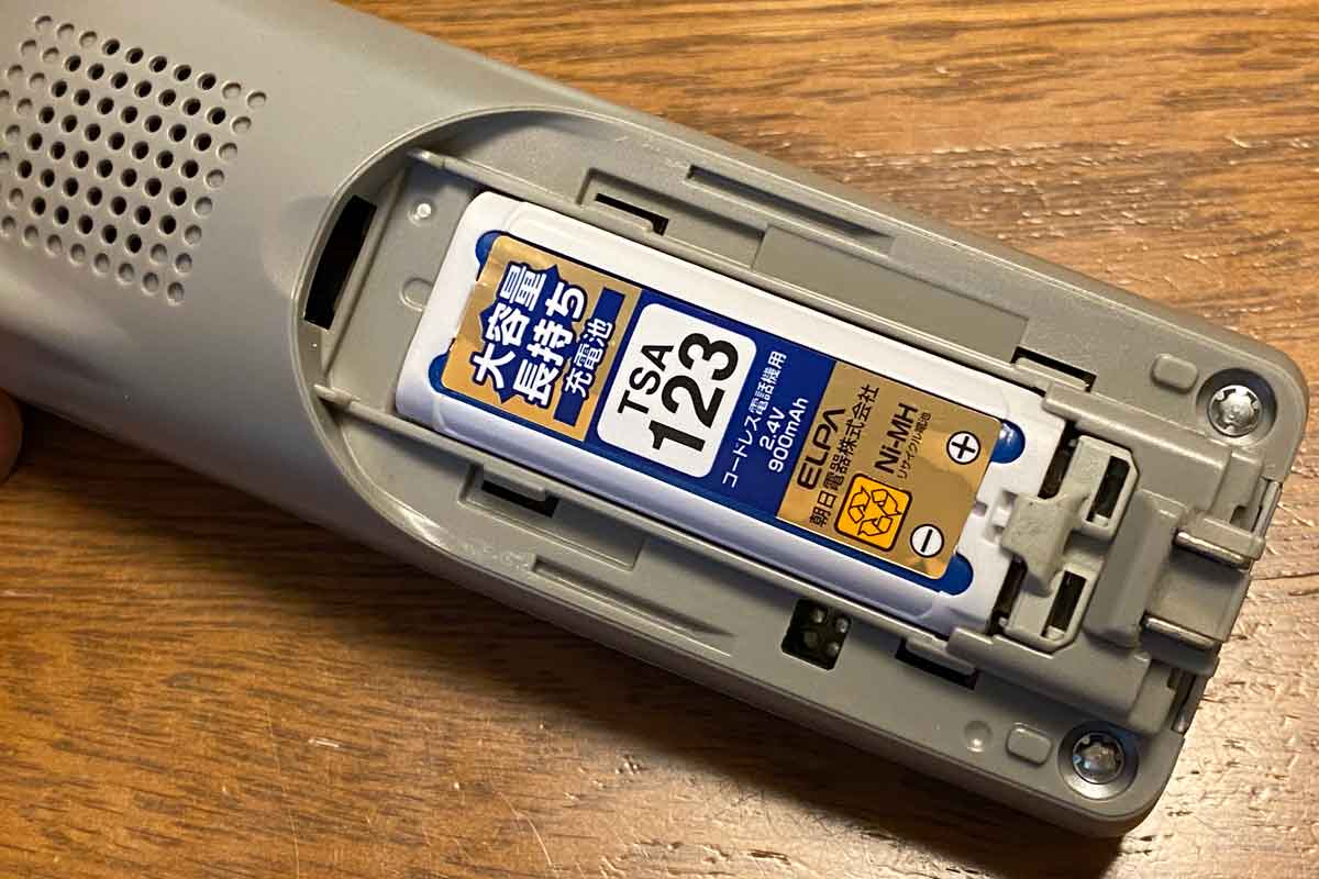 パナソニックのコードレス電話機・FAX子機の電池パックKX-FAN52を交換。互換電池パックは使えるか？ELPA製TSA-123を使ってみた。 -  モノ好き。ブログ