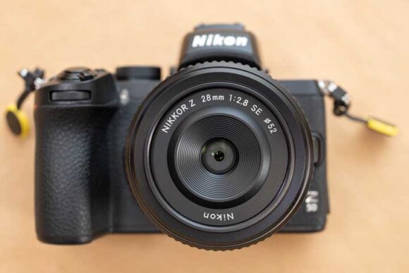 Nikon Z50 に NIKKOR Z 28mm f/2.8（SE）を装着（正面）