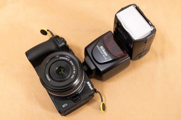 Nikon Z 30 に NIKKOR Z 28mm f/2.8（SE）とSB-700を装着。