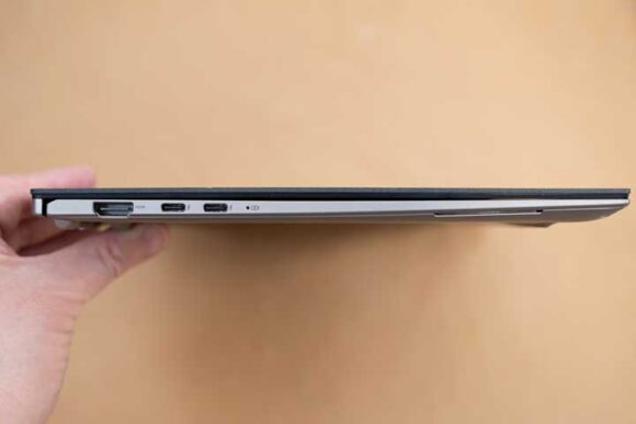 ASUS Zenbook S 13 OLED の左側面