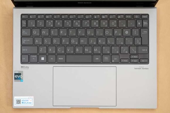 ASUS Zenbook S 13 OLED のキーボードおよびタッチパッド
