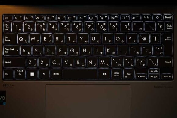 ASUS Zenbook S 13 OLED のキーボードイルミネーション