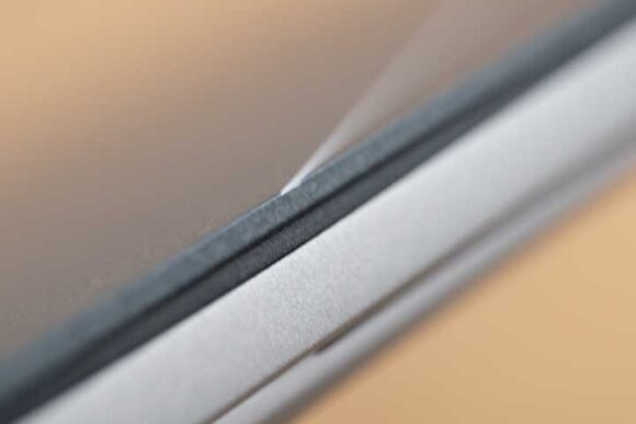 ASUS Zenbook S 13 OLED の天板に刻まれた直線