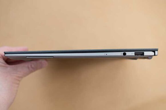 ASUS Zenbook S 13 OLED の右側面