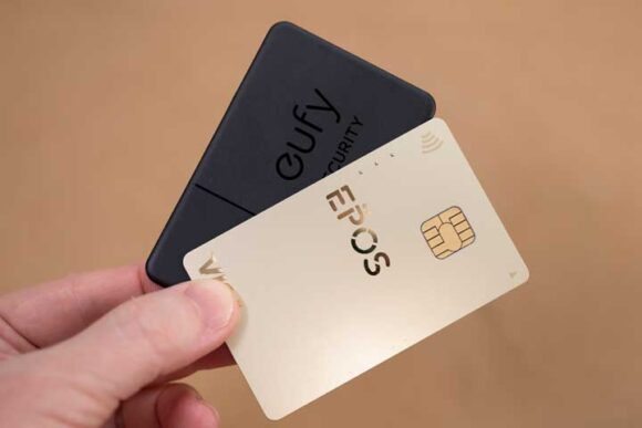 Eufy Security SmartTrack Card とクレジットカードとのサイズ比較