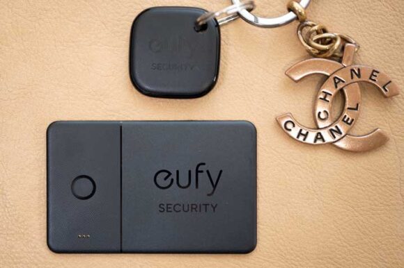  Eufy Security SmartTrack Link と Eufy Security SmartTrack Card 。
