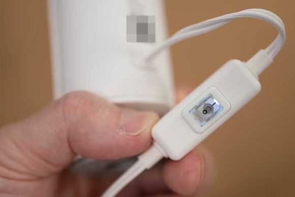 「【Ring Indoor Cam用】 プライバシーキット」 の電源アダプターにあるオン・オフスイッチ