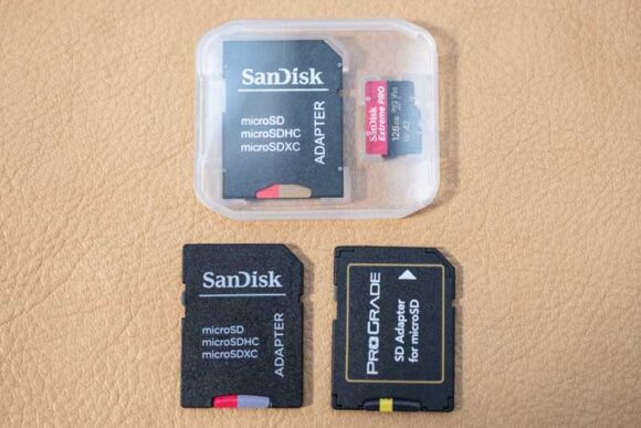 アダプター、ケースに入れて保管されている microSDカード。
