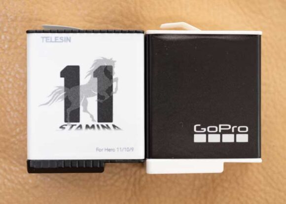 TELESIN Enduro式バッテリーとGoPro純正 Enduroバッテリーとの比較（正面）