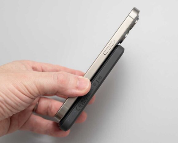 Anker 633 Magnetic Wireless Charger のバッテリー部分をマグネットでiPhone 15 Pro に固定。