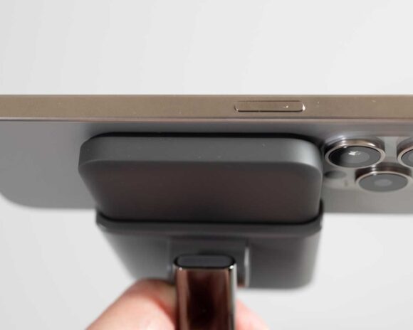 iPhone 15 Pro をAnker 633 Magnetic Wireless Charger (MagGo)にマグネットで横向きに固定した状態（後ろ側）