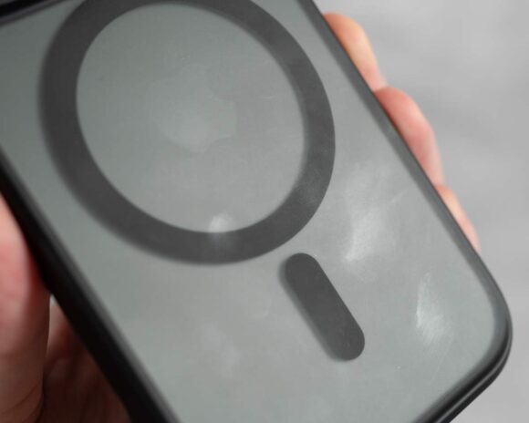 TORRAS iPhone 15 pro用ケース Guardian-Mag に付着した指紋
