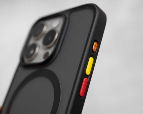 TORRAS iPhone 15 pro用ケース Guardian-Mag ボタンをカラフルなボタンに交換した例