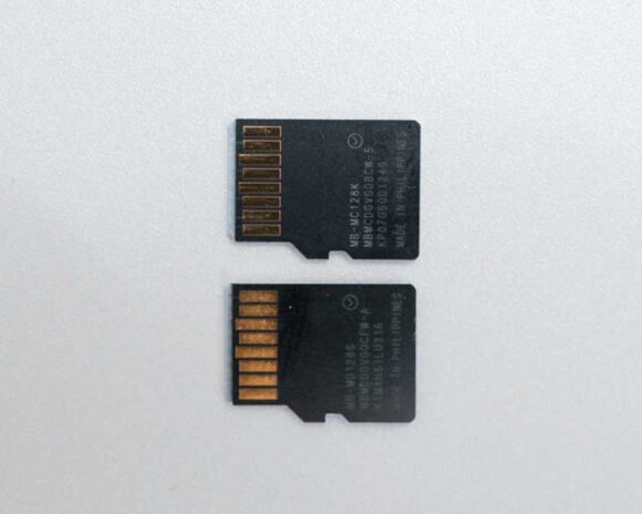 「EVO Plus microSDカード 128GB」と「PRO Plus microSDカード 128GB」の裏側