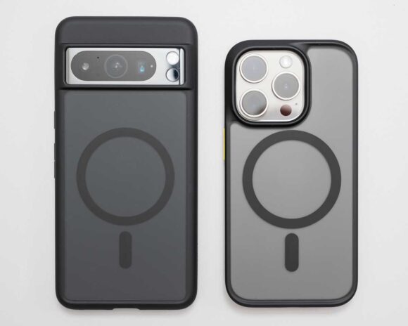 TORRAS Guardian-Mag シリーズを装着した Pixel 8 Pro と iPhone 15 Pro