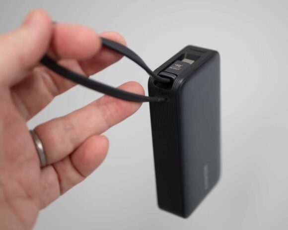 Anker Nano Power Bank (30W, Built-In USB-C Cable) のケーブル部分はストラップのようにも使用可能。
