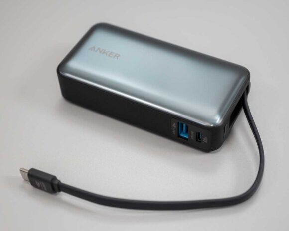 Anker Nano Power Bank (30W, Built-In USB-C Cable)」のケーブルを最大に伸ばしたところ。