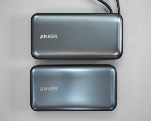 Anker Nano Power Bank (30W, Built-In USB-C Cable) と Anker Power Bank (10000mAh, 30W) のサイズ比較