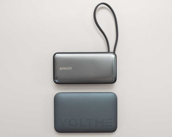 Anker Nano Power Bank (30W, Built-In USB-C Cable) と VOLTME Hypercore 10K Power Bank。