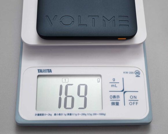 「VOLTME Hypercore 10K Power Bank」の重さ。