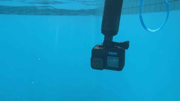 GoPro用フローティングハンドグリップをつけて水中に入っているGoPro