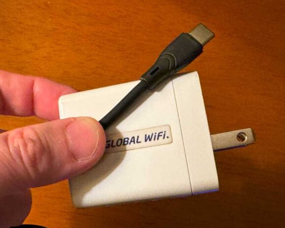 「グローバルWiFi」のレンタルWiFiの充電器とケーブル