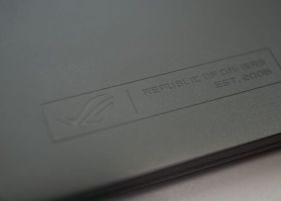 ROG Zephyrus G14 (2024) の天板ロゴ刻印