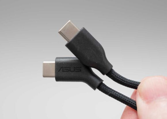 ASUS AirVision M1に付属のUSBケーブル