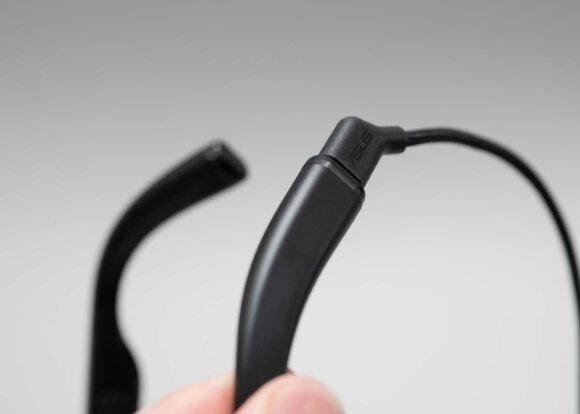 ASUS AirVision M1 に USBケーブルを接続したところ