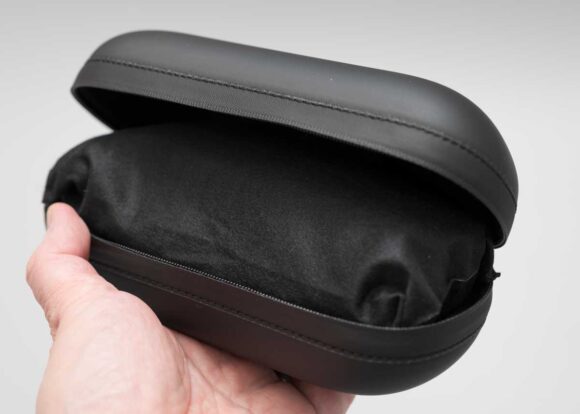 ケースを開けるとASUS AirVision M1が登場