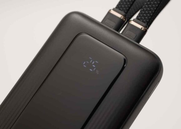 Anker Zolo Power Bank (10000mAh, 35W, Built-In Dual USB-Cケーブル) のディスプレイ