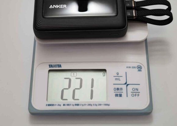 Anker Zolo Power Bank (10000mAh, 35W, Built-In Dual USB-Cケーブル) の重量は221gだった
