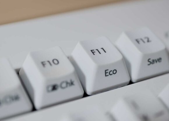 全画面モードになる原因はショートカットキーになっているF11を押してしまうことが原因だった