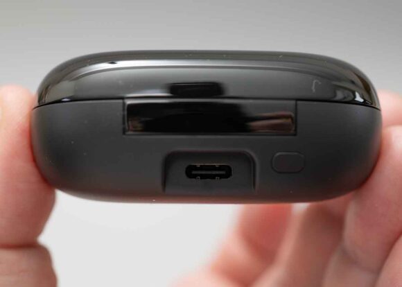『Poly Voyager Free 20』の充電ケースの後ろ側