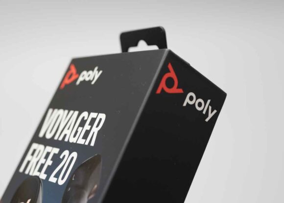 Poly Voyager Free 20 のパッケージに描かれたPolyのロゴ