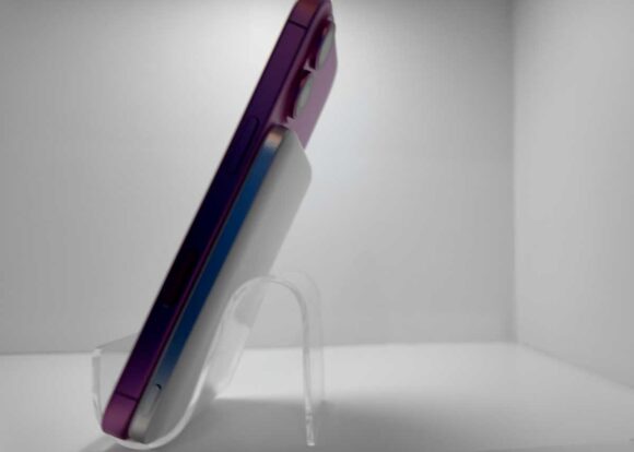 iPhone に取り付けられたAnker Nano Power Bank (5000mAh, MagGo, Slim)