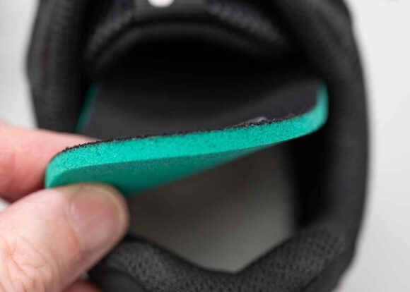 UA800 のインソールの厚み。厚みとしては十分ある