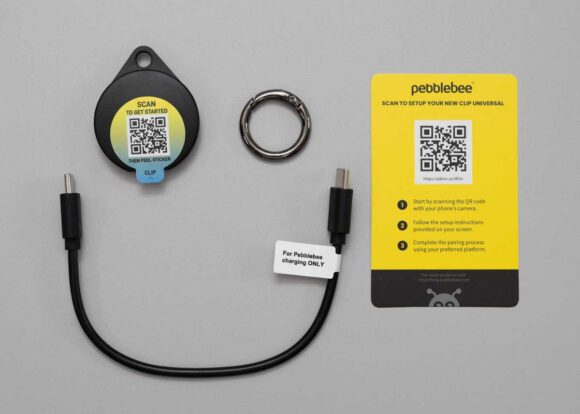 Pebblebeeクリップ本体、USB-Cケーブル、キーホルダー