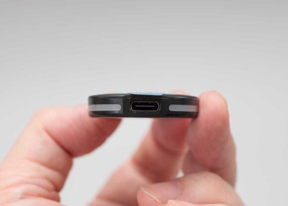 Pebblebeeクリップの充電端子とLED
