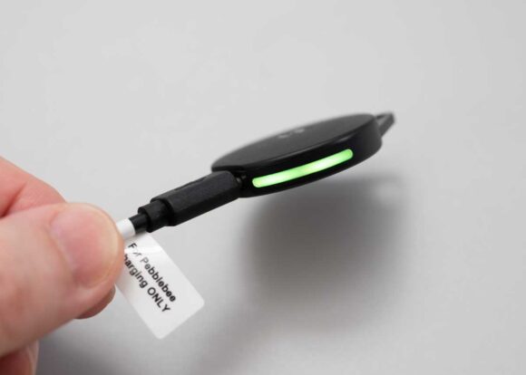 USB-Cのケーブルで充電します。LEDもありわかりやすい。