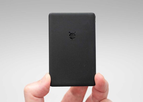 Pebblebee ユニバーサル カード型の表側