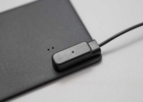 Pebblebee ユニバーサル カード型の充電方法