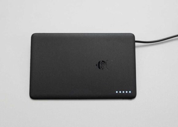 Pebblebee ユニバーサル カード型のLEDが光っているところ