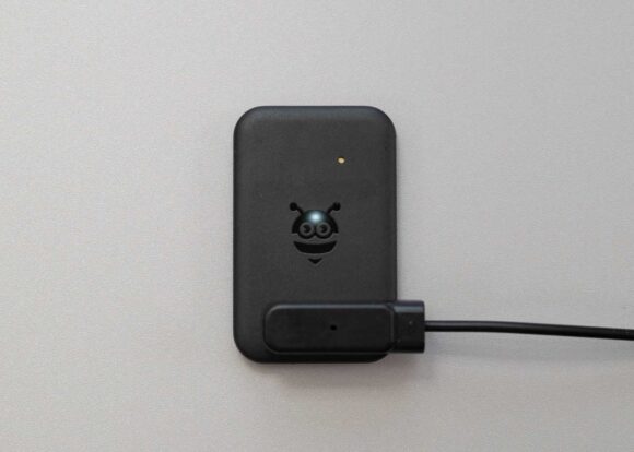 充電中のPebblebee ユニバーサル タグ型