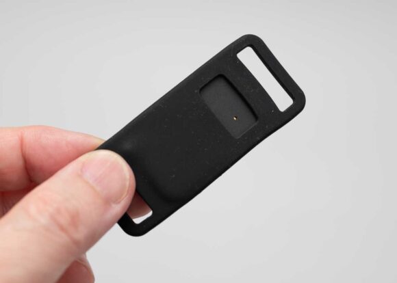 付属の取り付け用シリコンストラップにタグ型を入れたところ