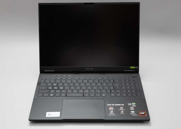 「TUF Gaming A16 FA608UM」のディスプレイを開いたところ